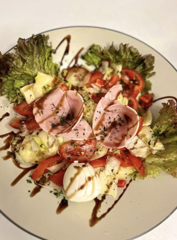 Bunter Salat mit Tomaten, Gurken, Käse, Ei und Schinken aus der Melissa-Speisekarte